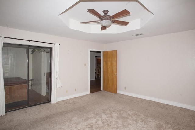 unfurnished room featuring ceiling fan and light colored carpet