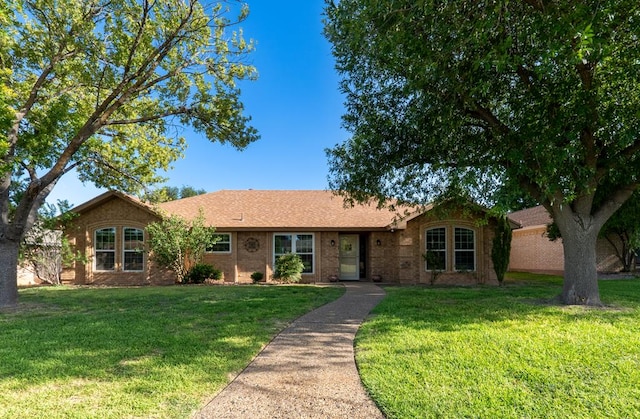 single story home with a front lawn