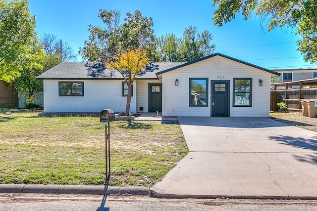 view of front of home featuring a front yard