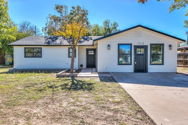 ranch-style home with a front yard