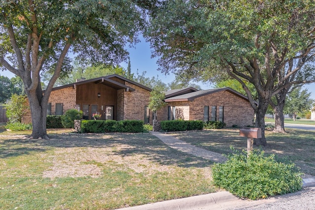 view of front of home featuring a front lawn