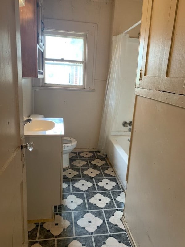 606 Pulliam St, San Angelo, TX 76903 - bathroom with vanity, tile patterned flooring, toilet, and shower / tub combo with curtain
