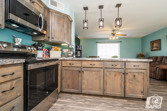 kitchen with visible vents, light wood-type flooring, a peninsula, appliances with stainless steel finishes, and open floor plan