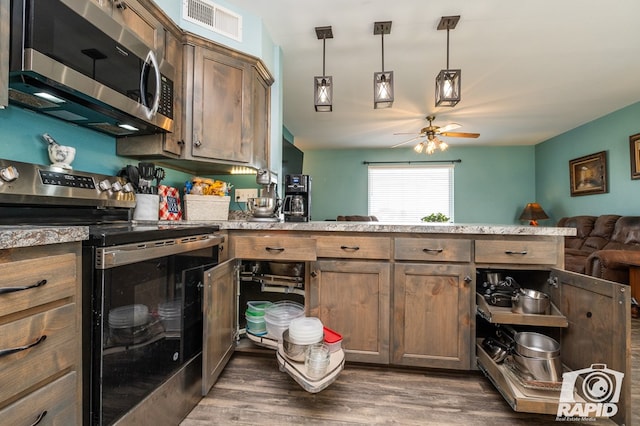 kitchen featuring visible vents, open floor plan, a peninsula, appliances with stainless steel finishes, and dark wood-style flooring