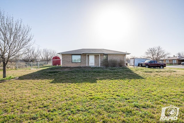 view of front facade with a front lawn and fence