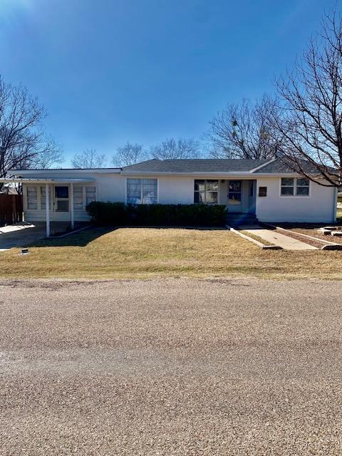 single story home with a front yard