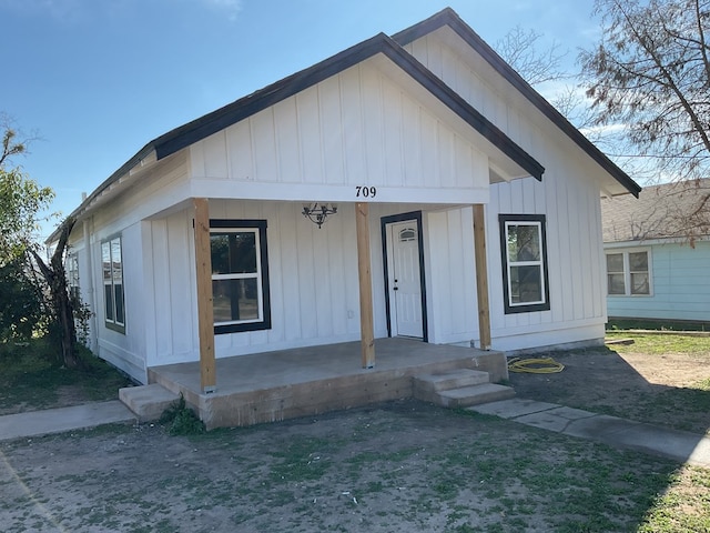 view of front of property featuring covered porch