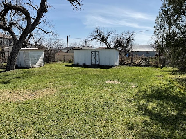 view of yard featuring a shed