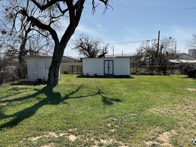 view of yard with a storage shed