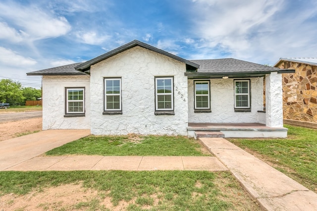 2624 Dallas St, San Angelo, TX 76903 - view of front of home featuring covered porch, roof with shingles, stucco siding, and a front yard