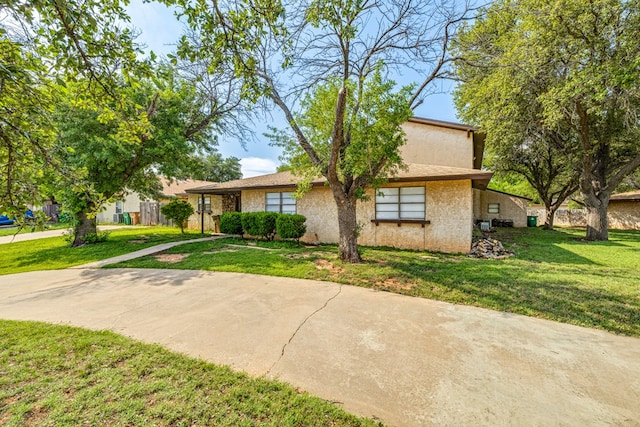 view of front of home featuring a front yard