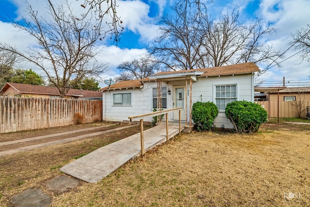 view of front of house with a front lawn