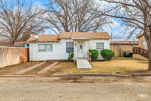 view of front of property with a front yard