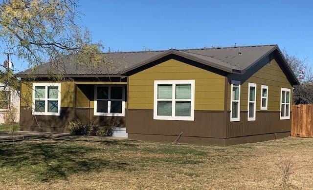 view of side of property featuring a yard