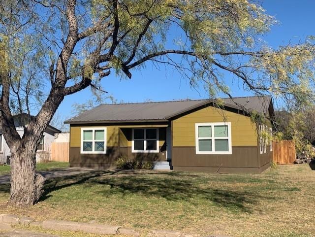 ranch-style house with a front yard