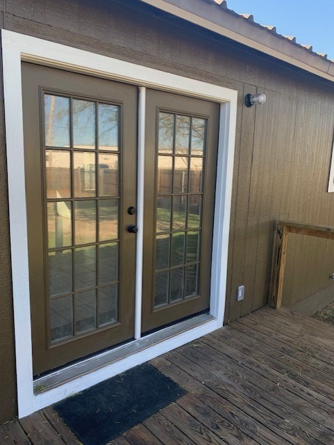 property entrance with a wooden deck