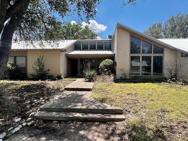 view of front facade with a front lawn