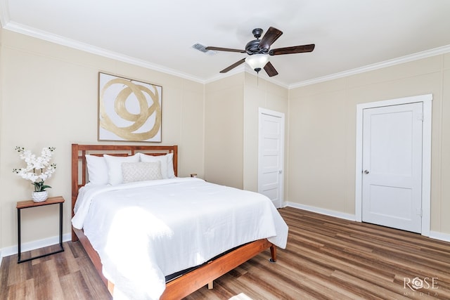 34 W 9th St, San Angelo, TX 76903 - bedroom featuring wood finished floors, ornamental molding, a ceiling fan, and baseboards