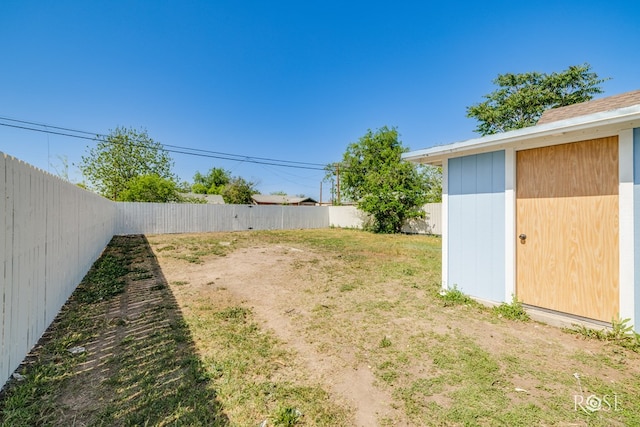34 W 9th St, San Angelo, TX 76903 - view of fenced backyard