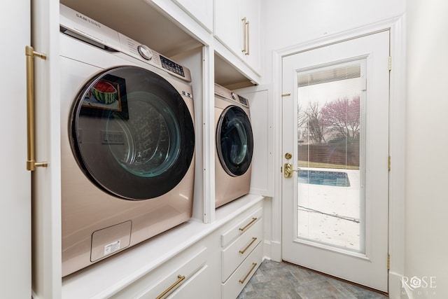 clothes washing area featuring stone finish flooring and independent washer and dryer