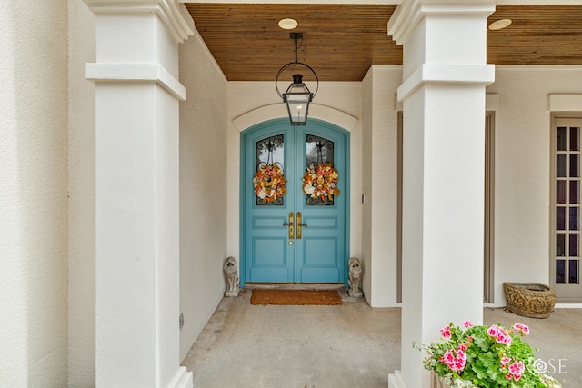 view of exterior entry with stucco siding