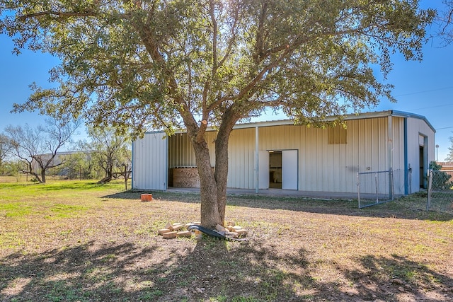 exterior space featuring an outbuilding