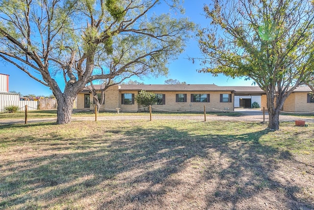 single story home with a front yard