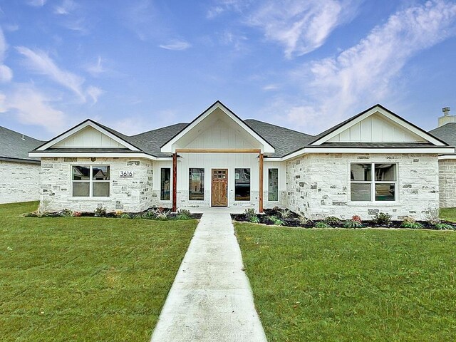 view of front facade featuring a front yard