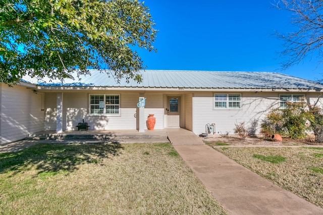 ranch-style home with a front yard