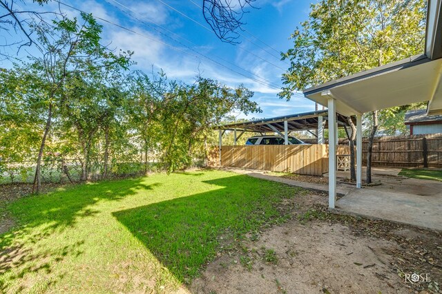 view of yard featuring a patio area