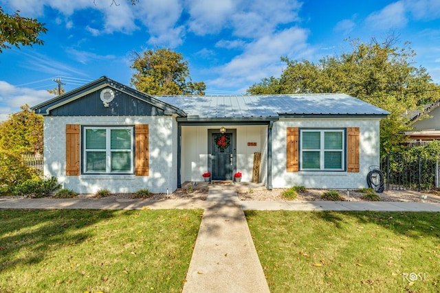 view of front of home featuring a front lawn