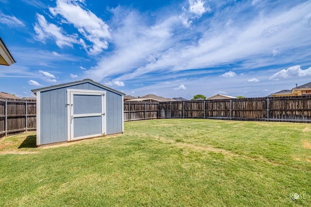 view of yard featuring a storage unit