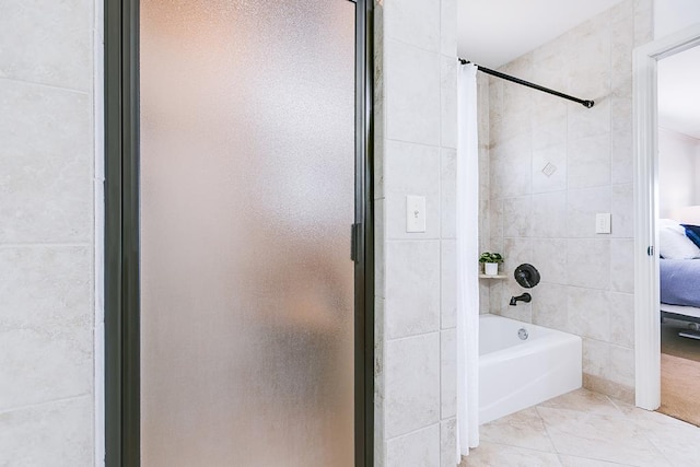 bathroom featuring tiled shower / bath