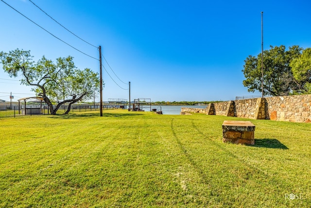 view of yard featuring a water view