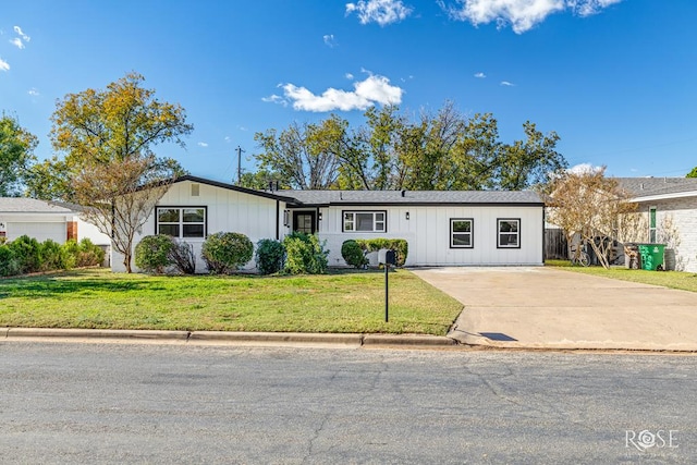 single story home with a front yard