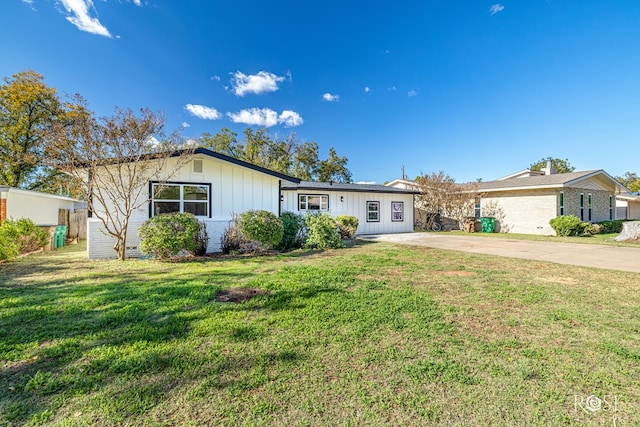 ranch-style home featuring a front lawn