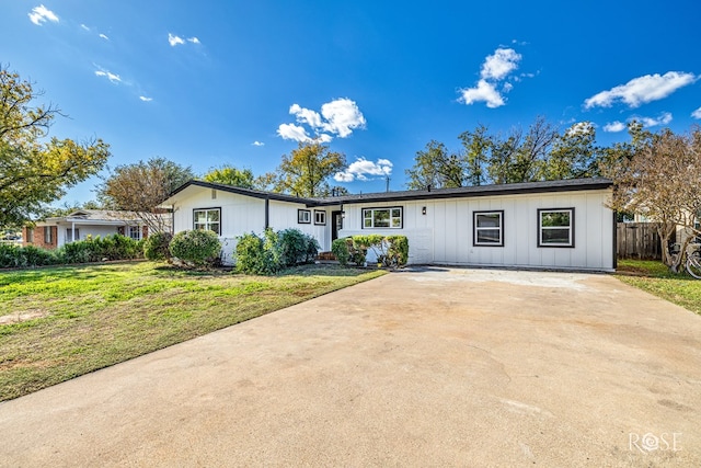 single story home with a front lawn