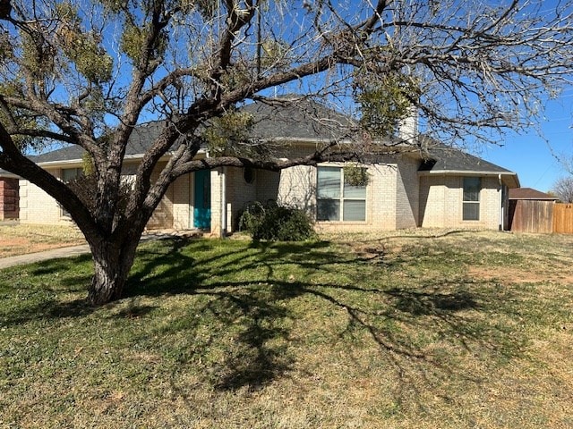 view of front of house featuring a front yard