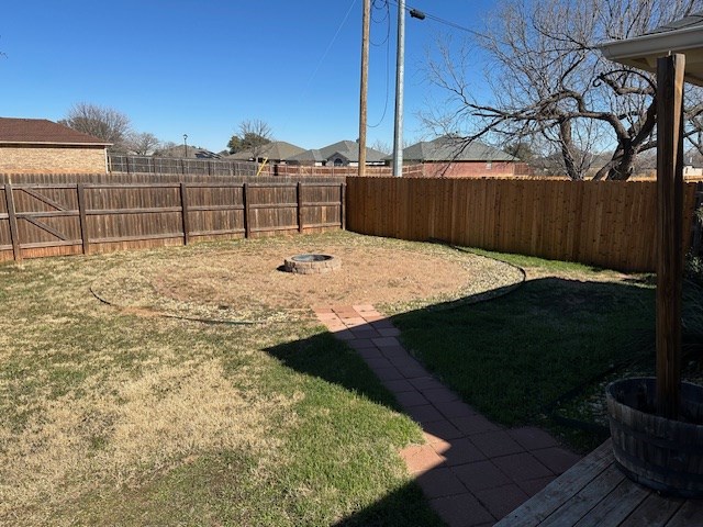 view of yard featuring a fire pit