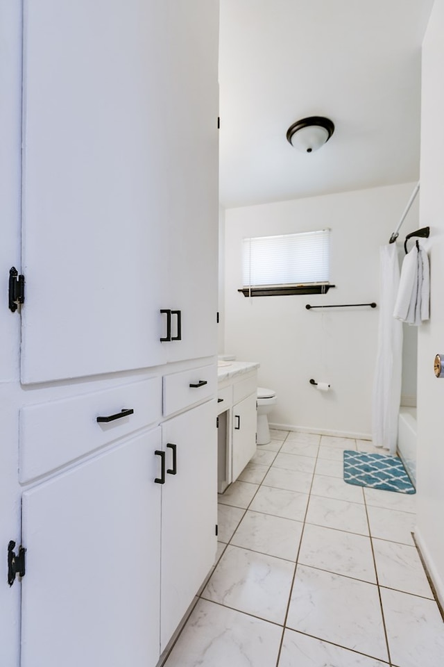 full bathroom featuring vanity, shower / bath combo, and toilet