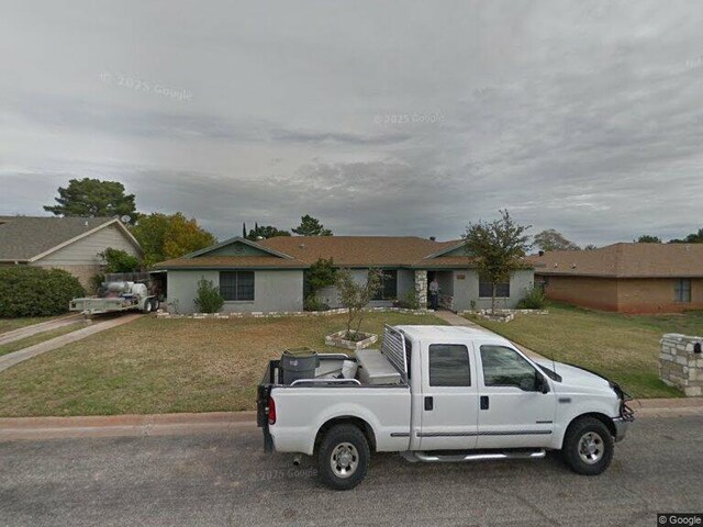 3826 Hillcrest Dr, San Angelo, TX 76904 - ranch-style home featuring a front yard