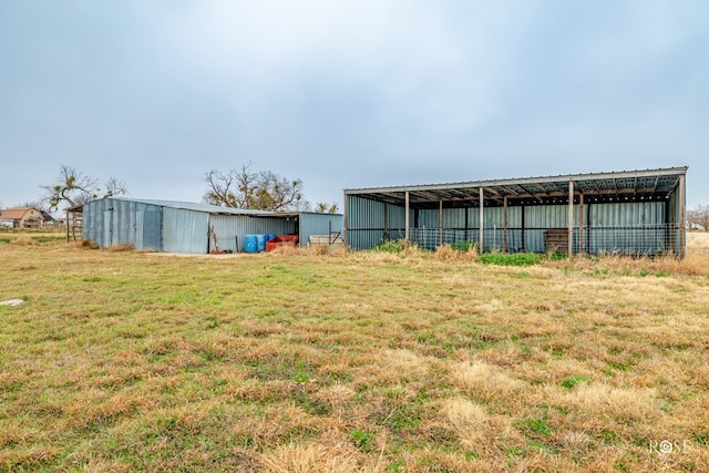 view of yard featuring an outbuilding