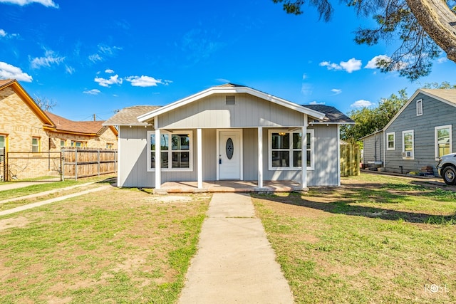 view of front facade featuring a front lawn and a porch