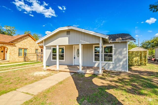 view of front of house featuring a porch