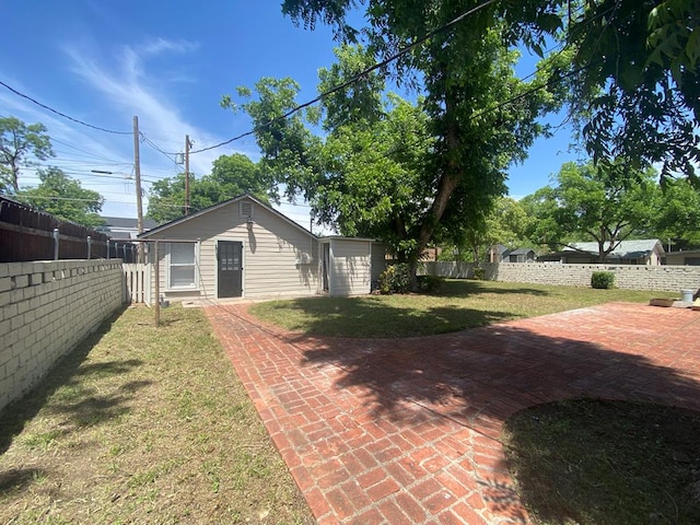 1001 S David St, San Angelo, TX 76903 - view of yard with a patio area