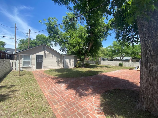 1001 S David St, San Angelo, TX 76903 - view of yard featuring a patio