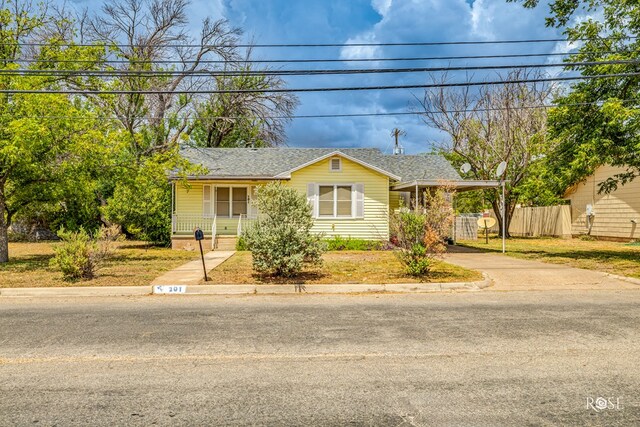 view of front of house featuring a front lawn