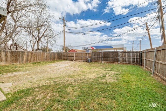 1726 S Park St, San Angelo, TX 76901 - view of yard featuring a fenced backyard