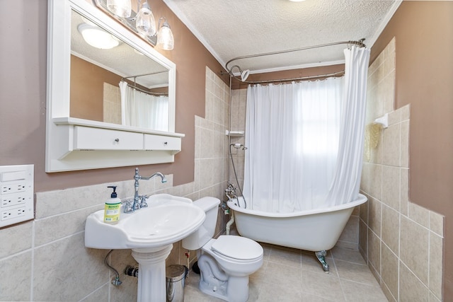 bathroom with shower / tub combo with curtain, tile patterned flooring, tile walls, a textured ceiling, and toilet