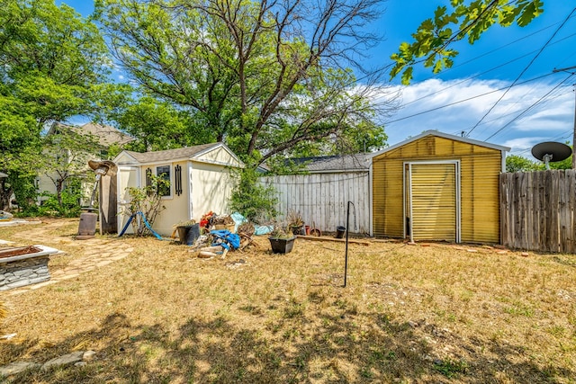 view of yard with a storage unit